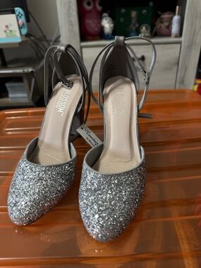 De blossom silver shoes